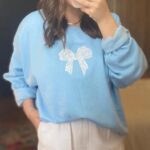 Appliqué bow sweatshirt